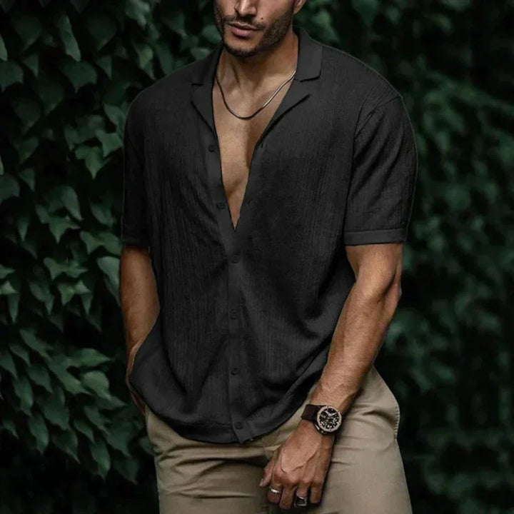 Frontaanzicht casual heren overhemd met knopen. Perfecte zomerse mode voor ontspannen dagen en comfort.
