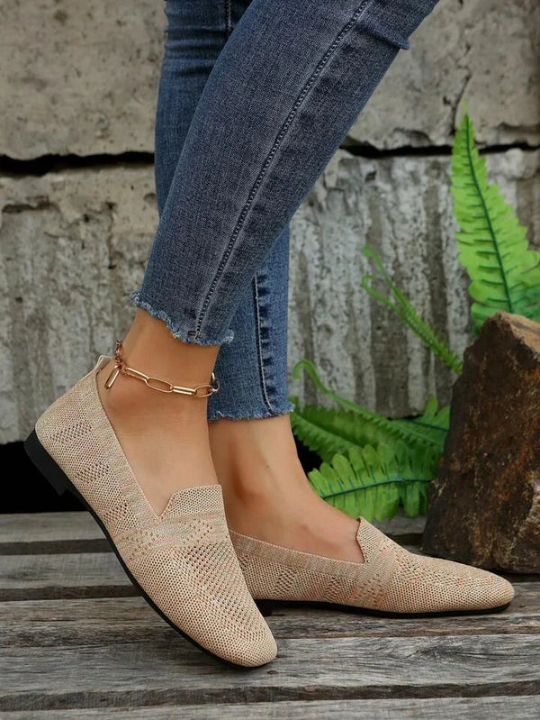 Comfortabele beige instappers, damesschoenen met orthopedische antislip zool voor gemak.
