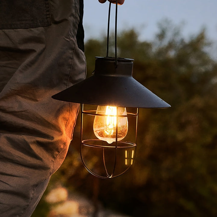 Warm wit sfeerlicht van 2 retro solar tuinlantaarns, hanglampen voor gezellige avonden op balkon of terras.