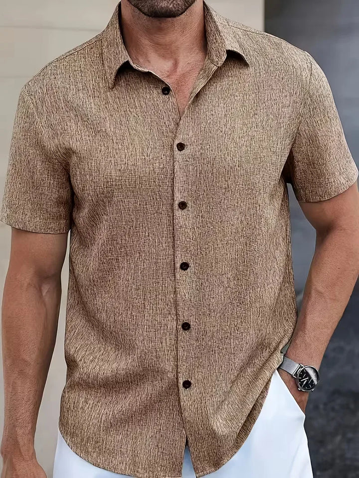 Platliggend heren casual V-hals overhemd korte mouw in khaki, klaar voor zonnige dag aan het strand.