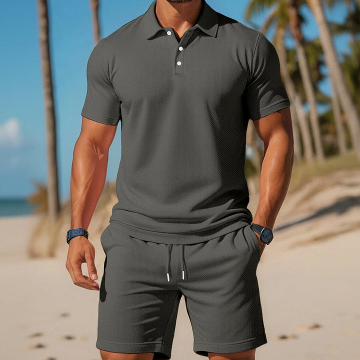 Actieve heren zomer set. Sportief poloshirt met korte mouw en comfortabele shorts, ideaal voor buitenactiviteiten.