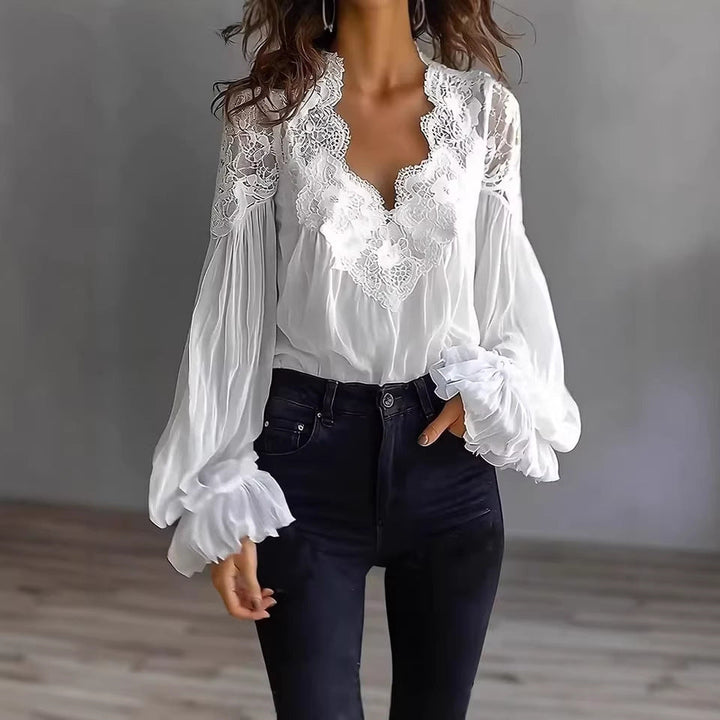 Chique witte damesblouse met opvallende pofmouwen, delicate kanten details en vrouwelijke plooien.