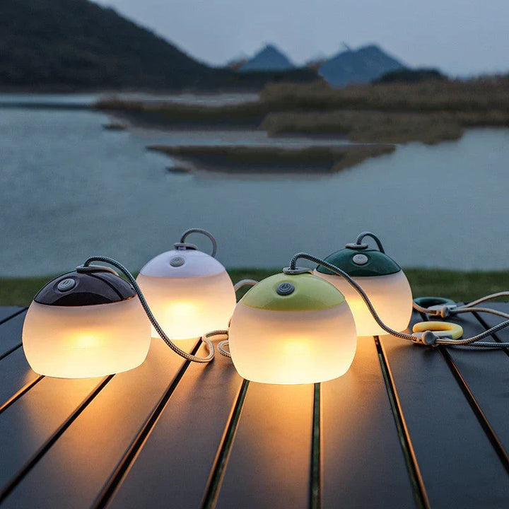Detail van de HeritageGlow multifunctionele vintage campinglamp, toont de handige USB oplaadpoort.