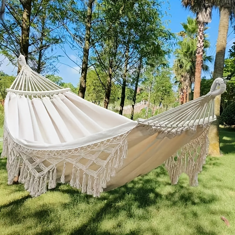 Boheemse dubbele hangmat met kleurrijke kwasten van katoen, perfect voor ontspanning in de tuin.