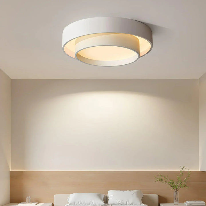Moderne LED verlichting, energiezuinig en rond, voor een minimalistisch interieur.