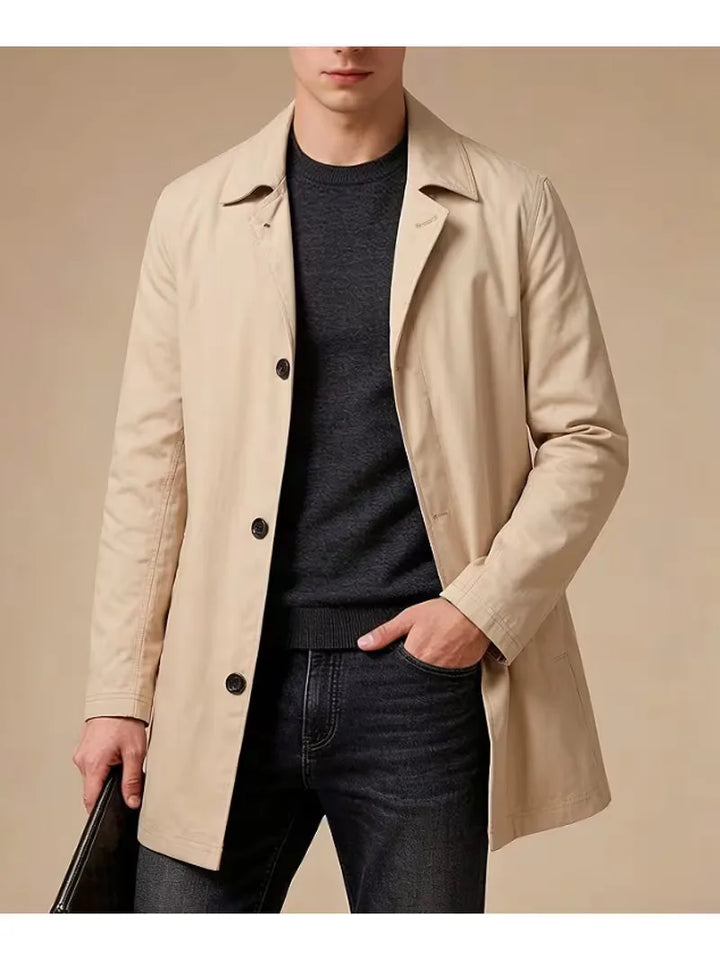 Beige slim fit trenchcoat voor heren, tijdloze overjas, ideaal voor een elegante en zakelijke stijl.