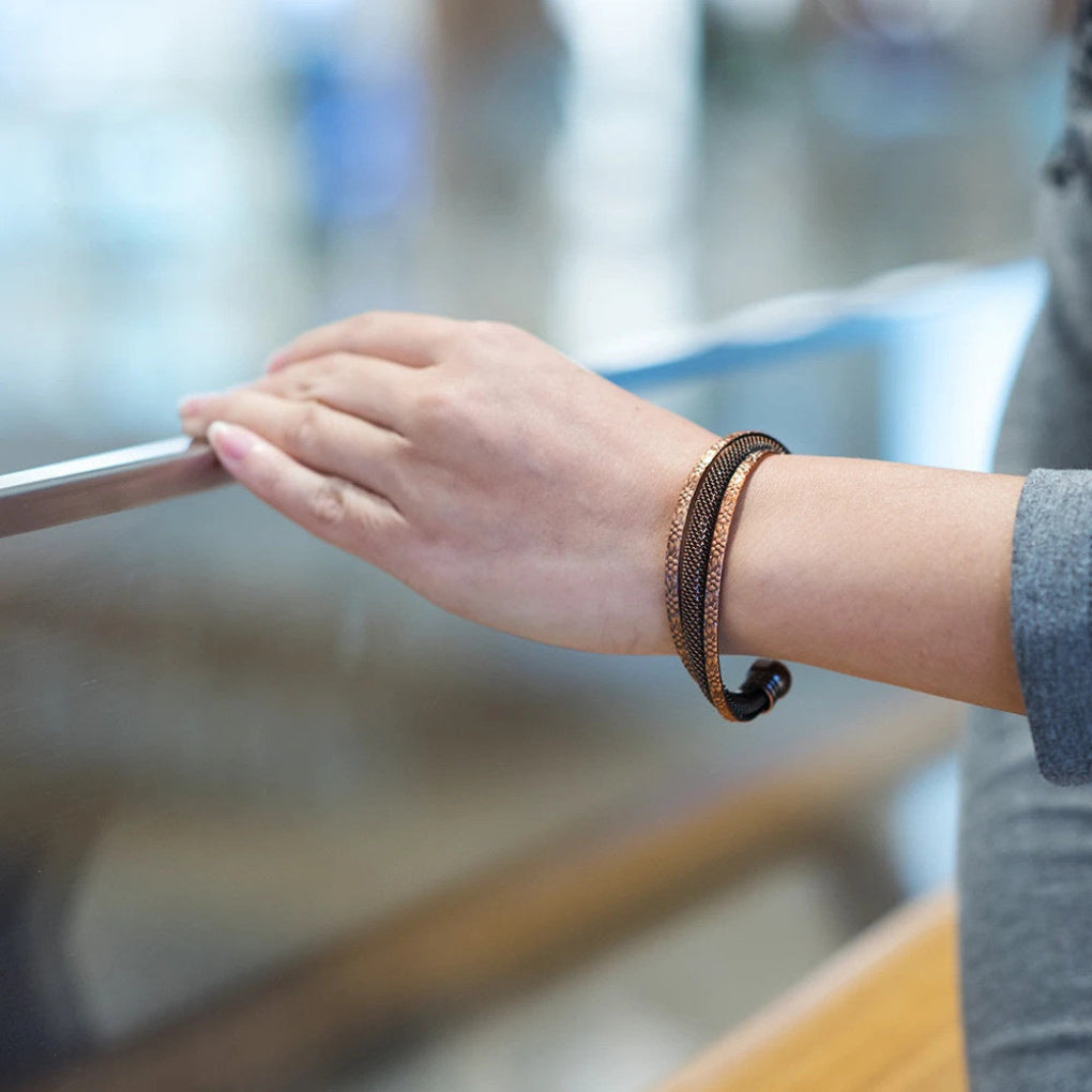Rode koperen dames open armband, retro elegant design, verstelbaar sieraad voor een vintage look.