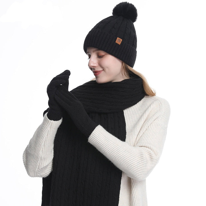 Vrouw draagt warme dames winterset (muts, sjaal, handschoenen) buiten in de kou. Ideaal voor outdoor.