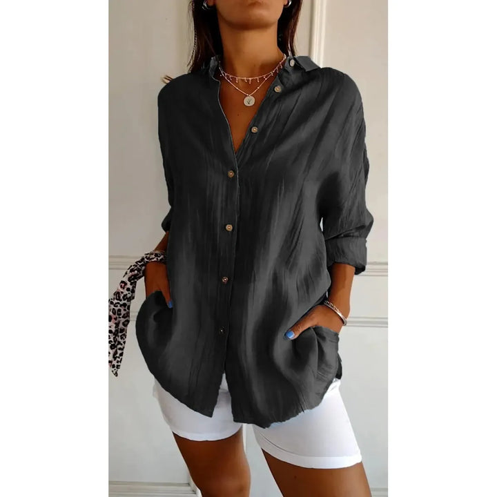 Dames elegante plooitop met reverskraag en lange mouwen. Ideaal voor casual chic of zakelijke kleding.