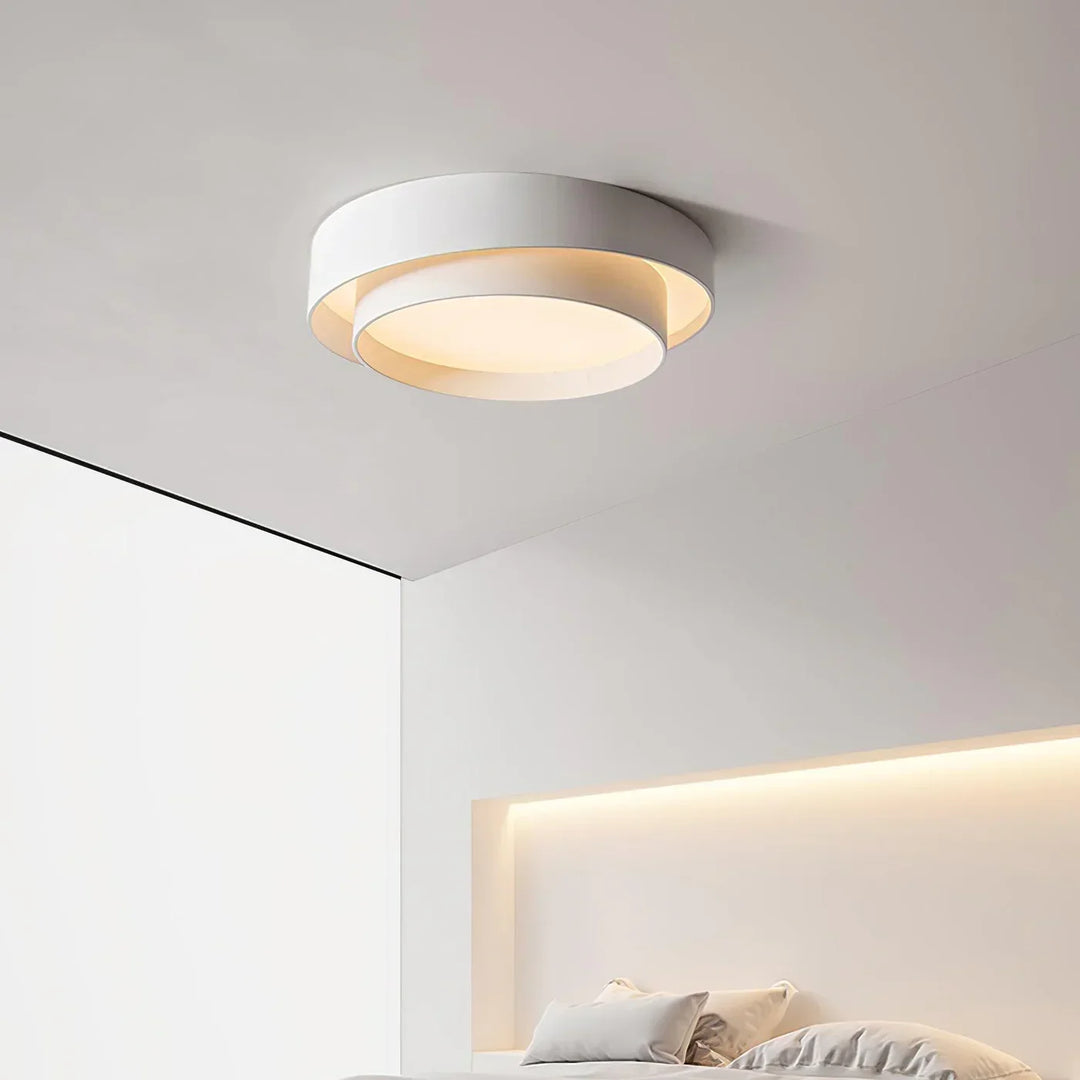 Stijlvolle LED plafondlamp, dimbaar en efficiënt voor zowel woon- als slaapkamer.