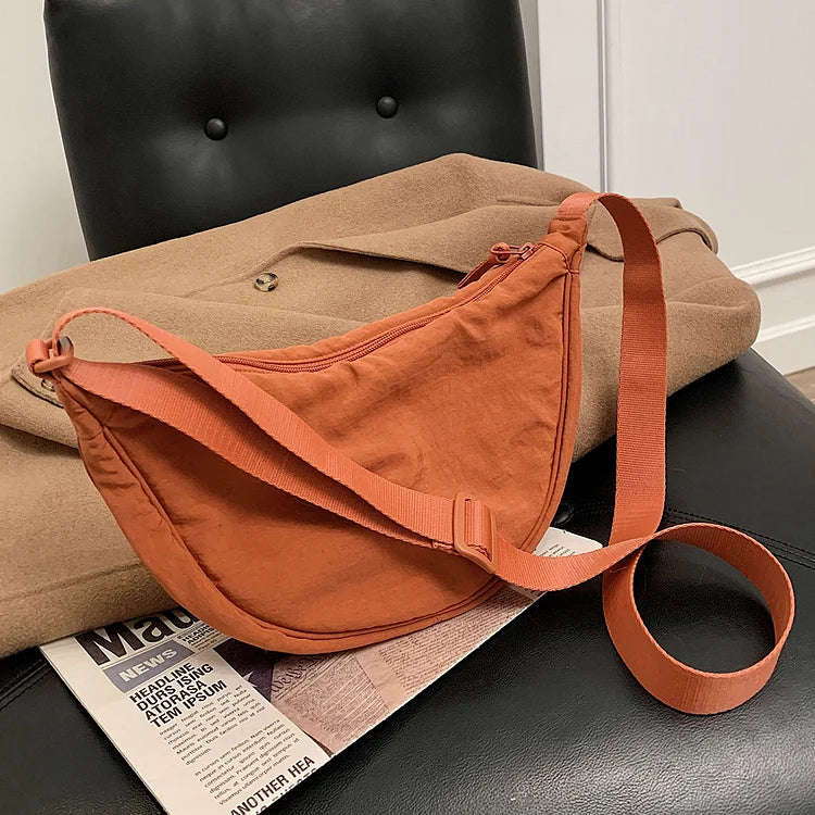 Veelzijdige lichtgewicht dumpling tas, draagbaar als crossbody of schoudertas voor dames.