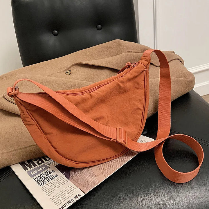 Veelzijdige lichtgewicht dumpling tas, draagbaar als crossbody of schoudertas voor dames.