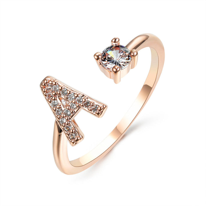 Modieuze dames initialen ring, een elegant en verstelbaar persoonlijk cadeau, beschikbaar in diverse metaalkleuren.