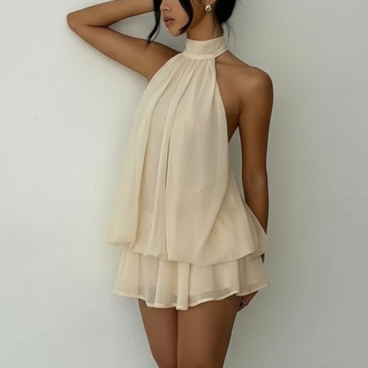 Comfortabele en elegante dames minijurk, met halter en open rug, voor een trendy zomerlook.