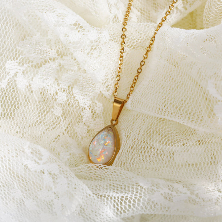 Fijne 18K gouden ketting met een delicate natuurlijke opaal druppel hanger voor dames.