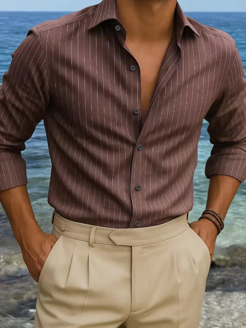 Bruin gestreept heren overhemd, slim fit met V-hals en lange mouwen. Perfect voor smart casual lente-looks.