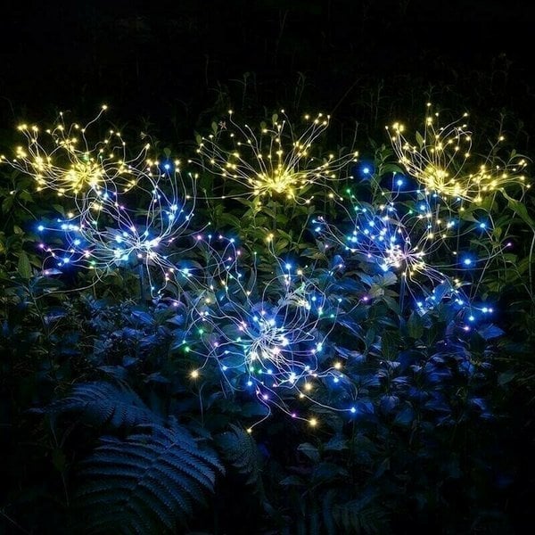 Energiezuinige vuurwerk LED tuinverlichting met zonne-energie, perfect als duurzame tuindecoratie.