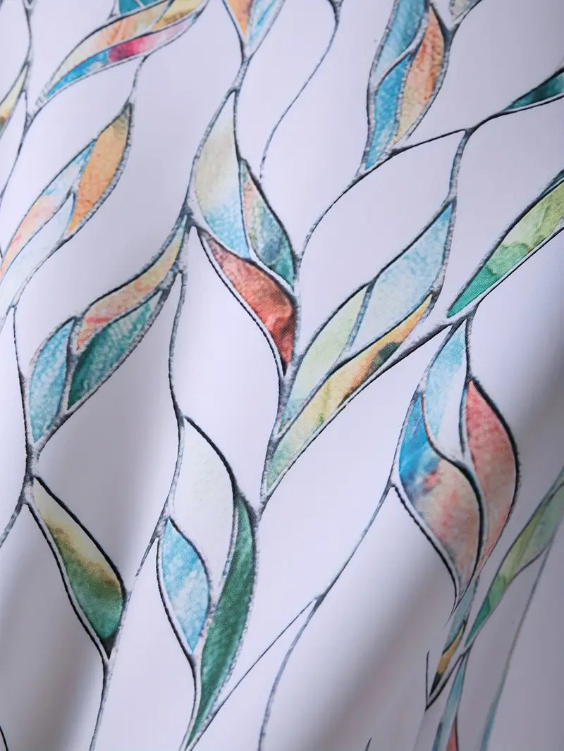 Model draagt elegante casual damesblouse met uniek patroon, stijlvol voor lente en zomer.