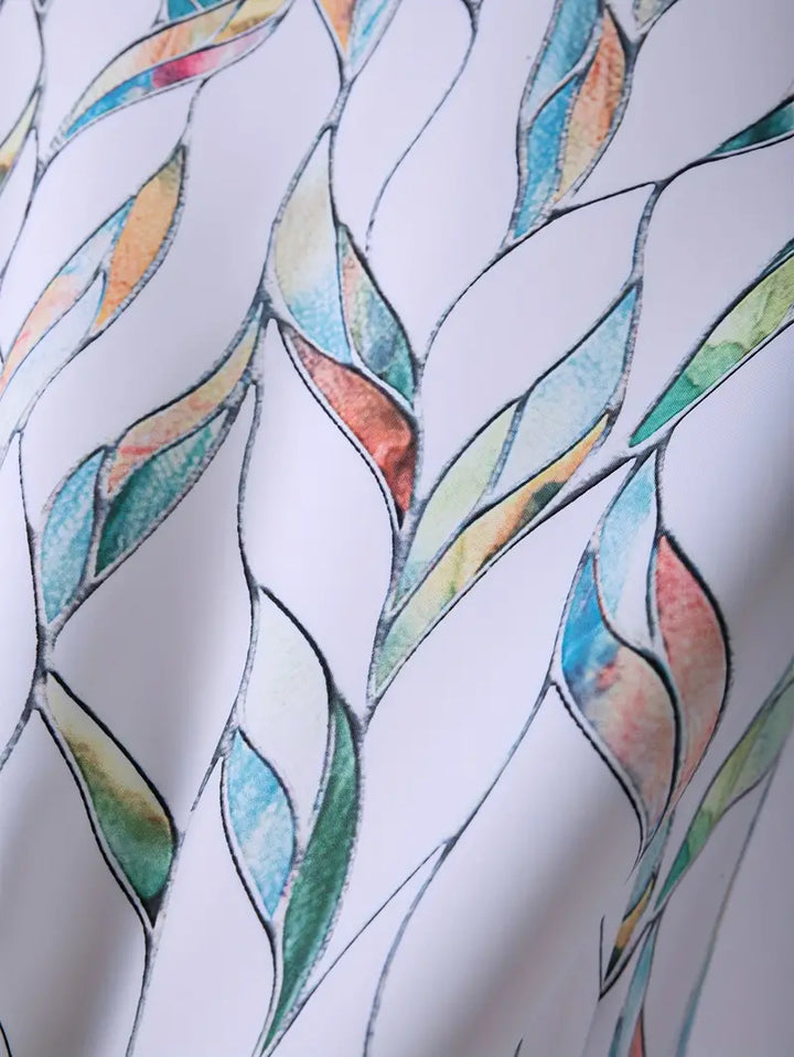 Model draagt elegante casual damesblouse met uniek patroon, stijlvol voor lente en zomer.
