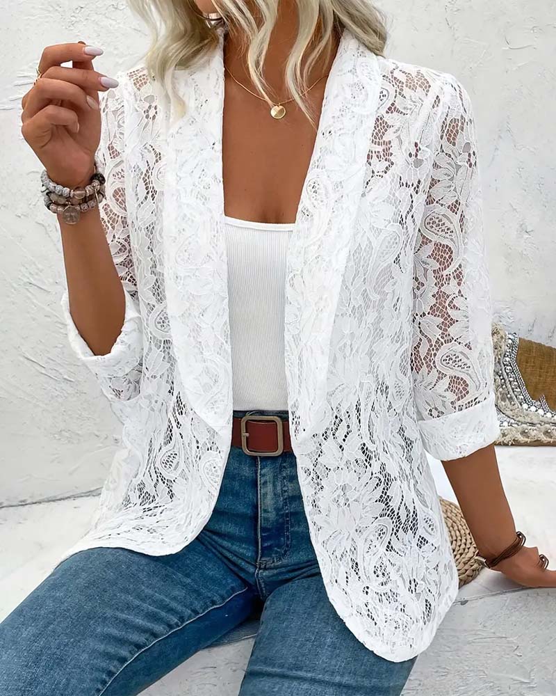 Elegante dames blazer met verfijnde kanten rand, perfect voor zakelijke of formele lente- en zomeroutfits.