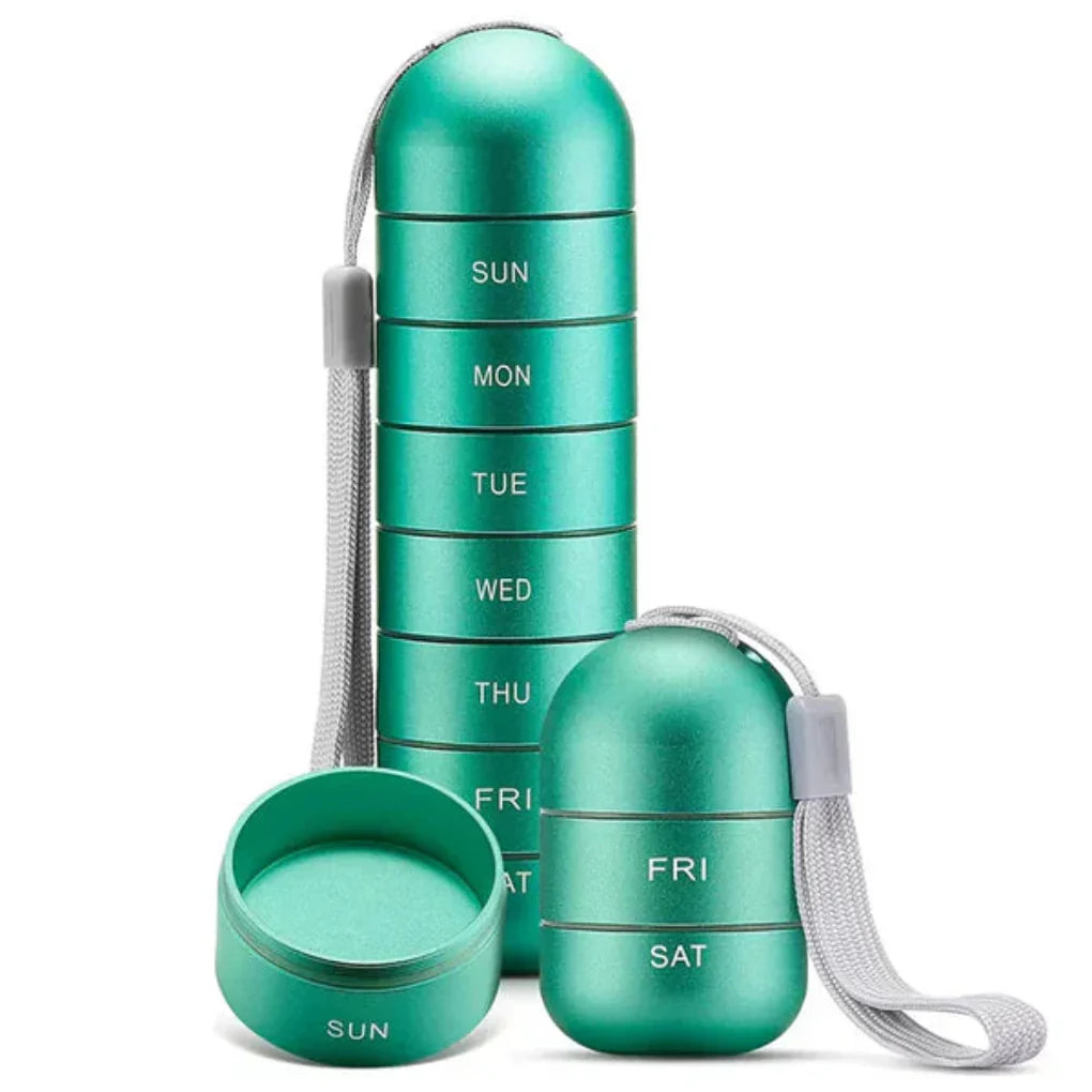 Compacte aluminium weekplanner pillendoos voor medicatie, supplementen; draagbaar en waterdicht voor reizen.