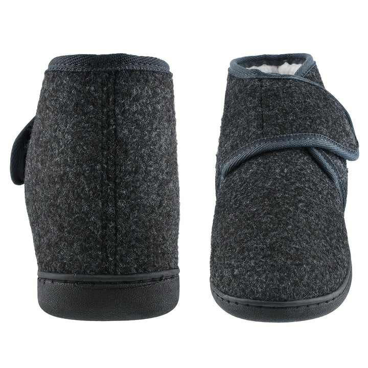 Detailfoto van de zachte binnenkant van de grijze heren pantoffels met ondersteunende pasvorm.