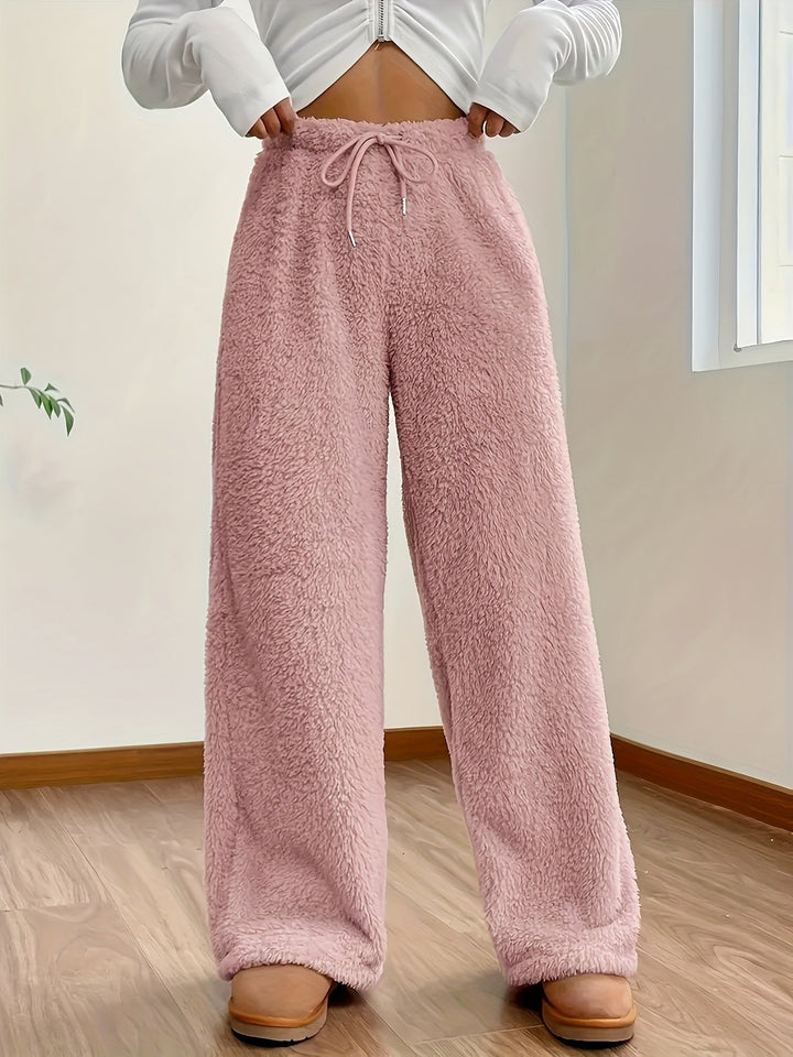Textuur close-up van de zachte teddy sherpa stof van de Noémie dames loungebroek, heerlijk comfort.