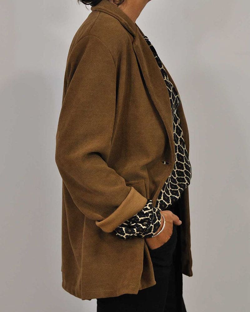 Comfortabele damesblouse met uniek geometrisch patroon en flatterende V-hals. Trendy vrouwenmode item.