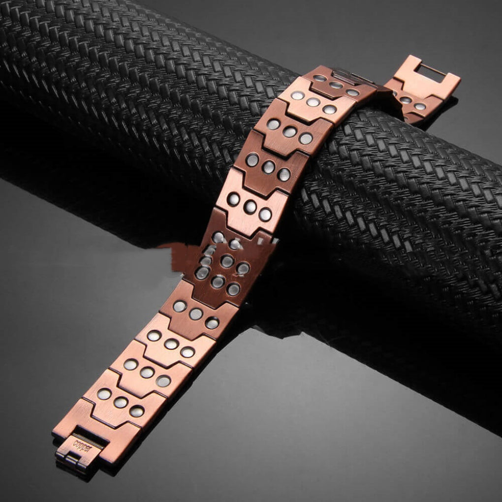 Gedetailleerde foto van de brede koperen herenarmband met strak, modern bangle design.