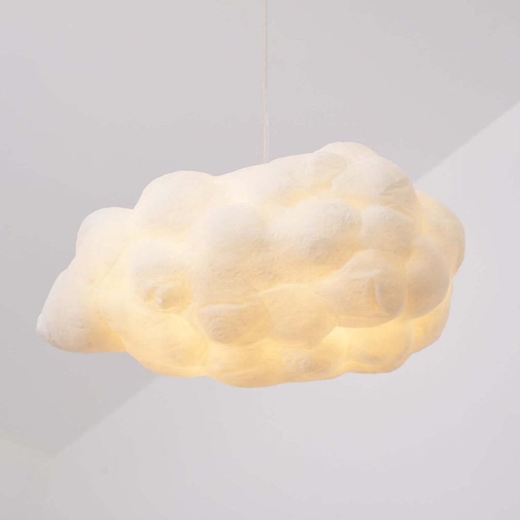 Eenvoudige, wolkvormige hanglamp voor een serene sfeer. Geeft zacht, diffuus licht in slaapkamer/woonkamer.
