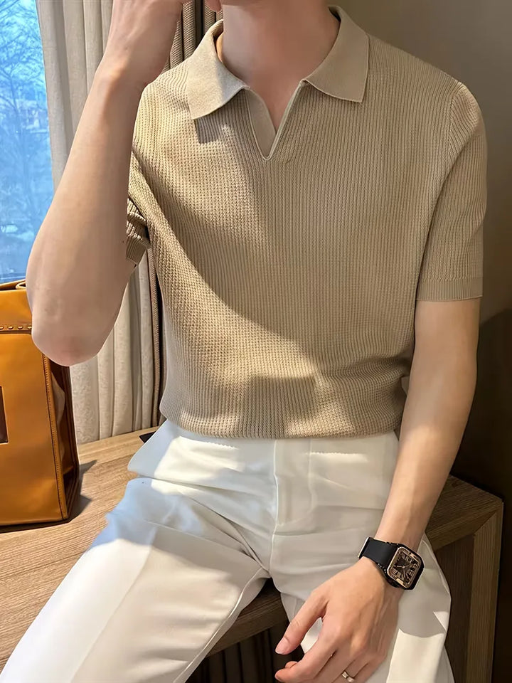 Gebreid heren polo shirt met V-hals en korte mouwen, een must-have voor elke zomergarderobe.