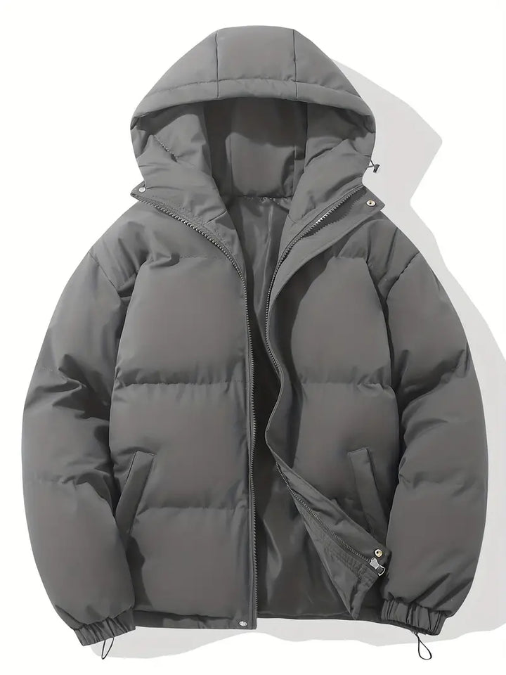 Heren winterjas met capuchon in een winterse setting, warme en stijlvolle buitenjas voor optimaal comfort.