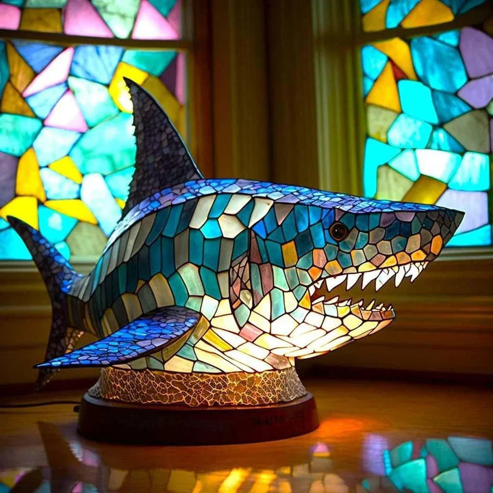 Zachte sfeerverlichting van de artistieke dierenlamp, prachtig glas-in-lood werk verlicht je ruimte.