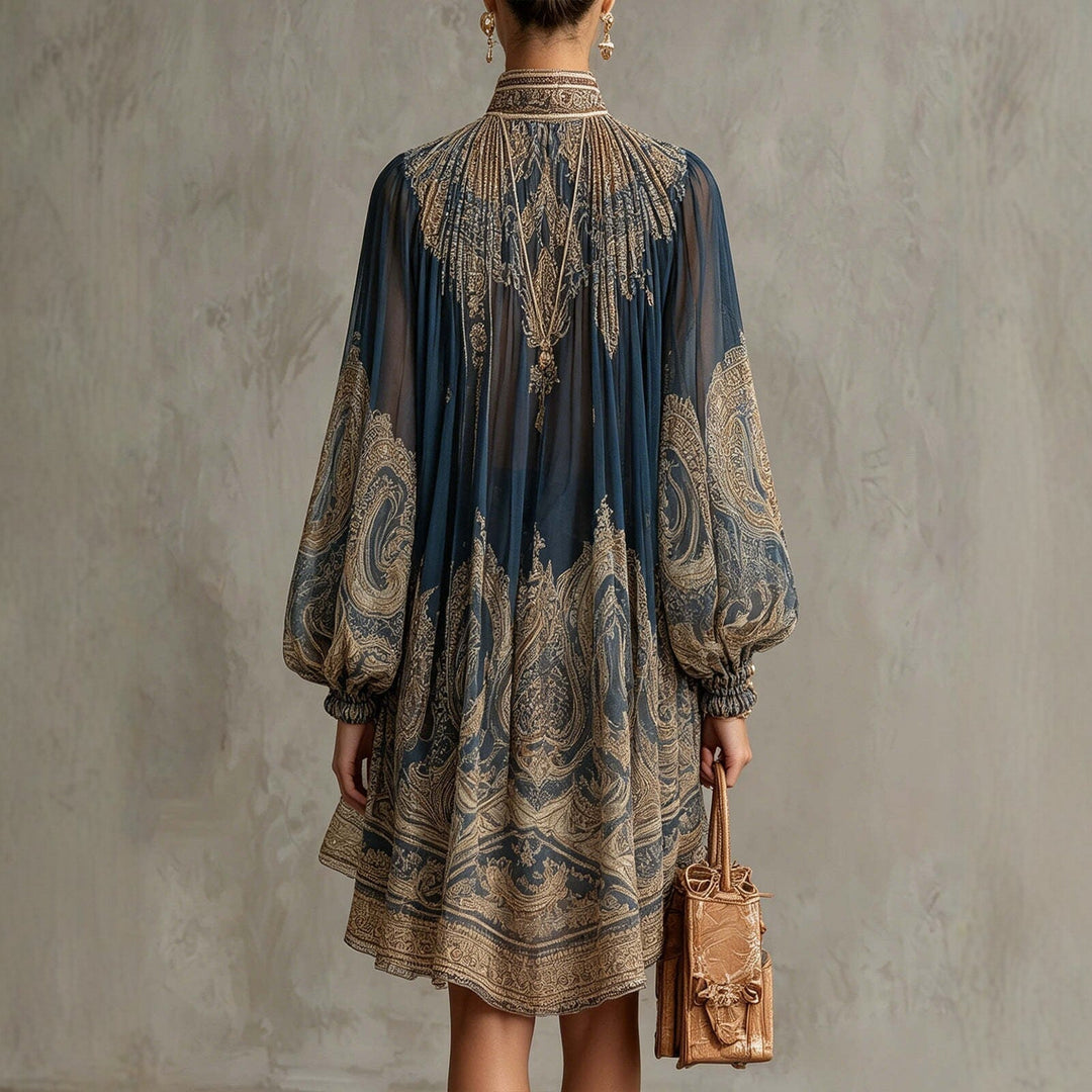 Stijlvolle vintage damesjurk, marineblauw, met hoge hals en zwierige rok, ideaal als feestjurk of casual chic.