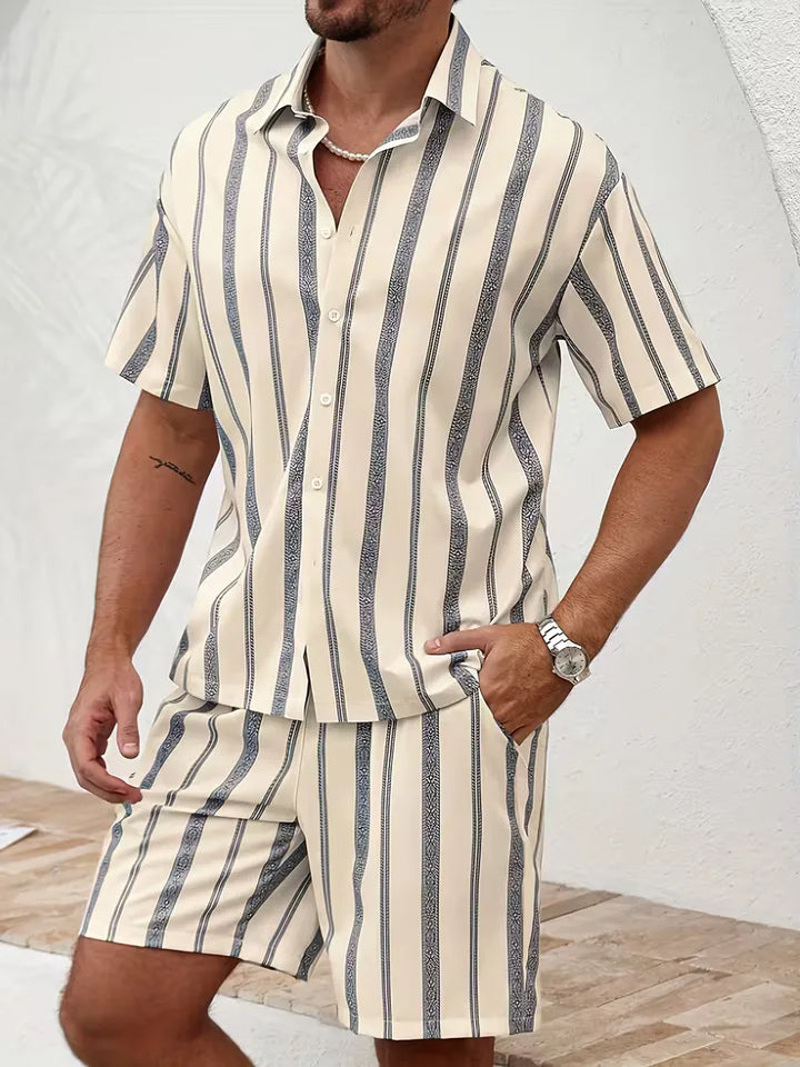 Trendy abrikoos heren zomer set met gestreept casual overhemd en losse shorts, perfect voor warme dagen.
