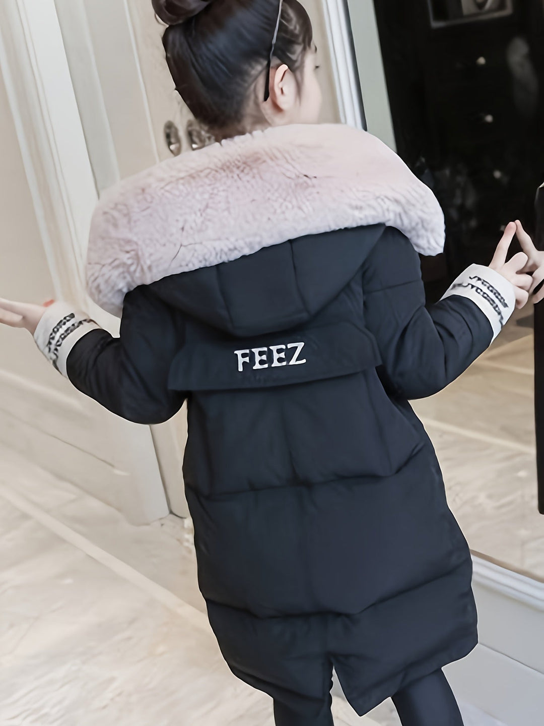 Dikke, warme meisjes winterjas met zachte voering en comfortabele capuchon voor winterkleding.