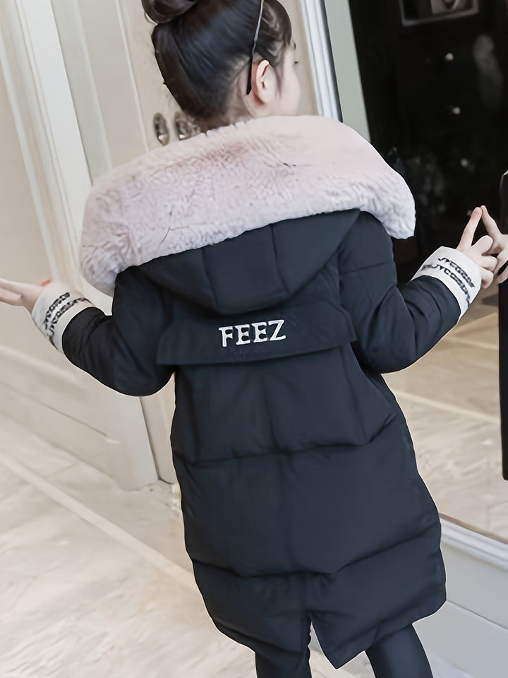 Dikke, warme meisjes winterjas met zachte voering en comfortabele capuchon voor winterkleding.