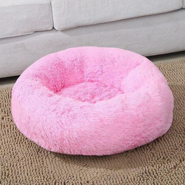 Leeg pluchen donutbed, uitnodigend voor hond of kat; zacht, warm en comfortabel slaapnest.