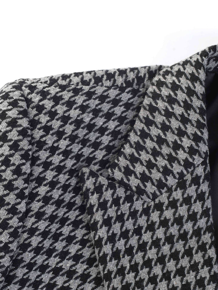 Detail van de knoopsluiting op de Oliver heren blazer, hoogwaardige afwerking en subtiel ruitpatroon, formele kleding.