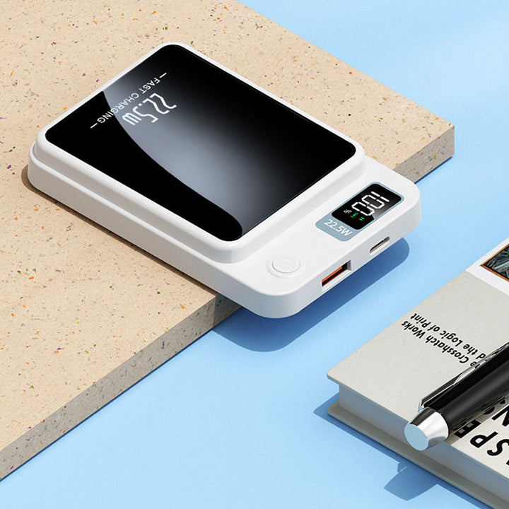 Compacte powerbank met snellaadfunctie, perfect voor het opladen van smartphones en tablets op reis via USB.