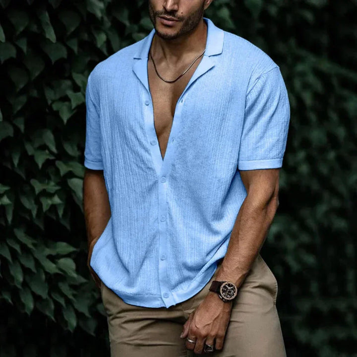 Man in comfortabel heren zomeroverhemd met knoopsluiting. Ideaal voor strand, vakantie & ontspannen stijl.