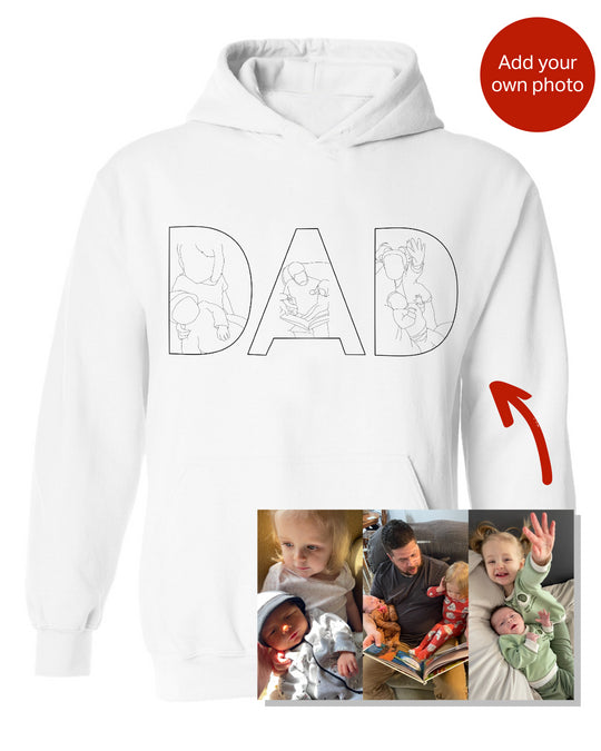 Papa draagt comfortabele, gepersonaliseerde MemoryWear hoodie. Een hartverwarmend geschenk voor mannen.