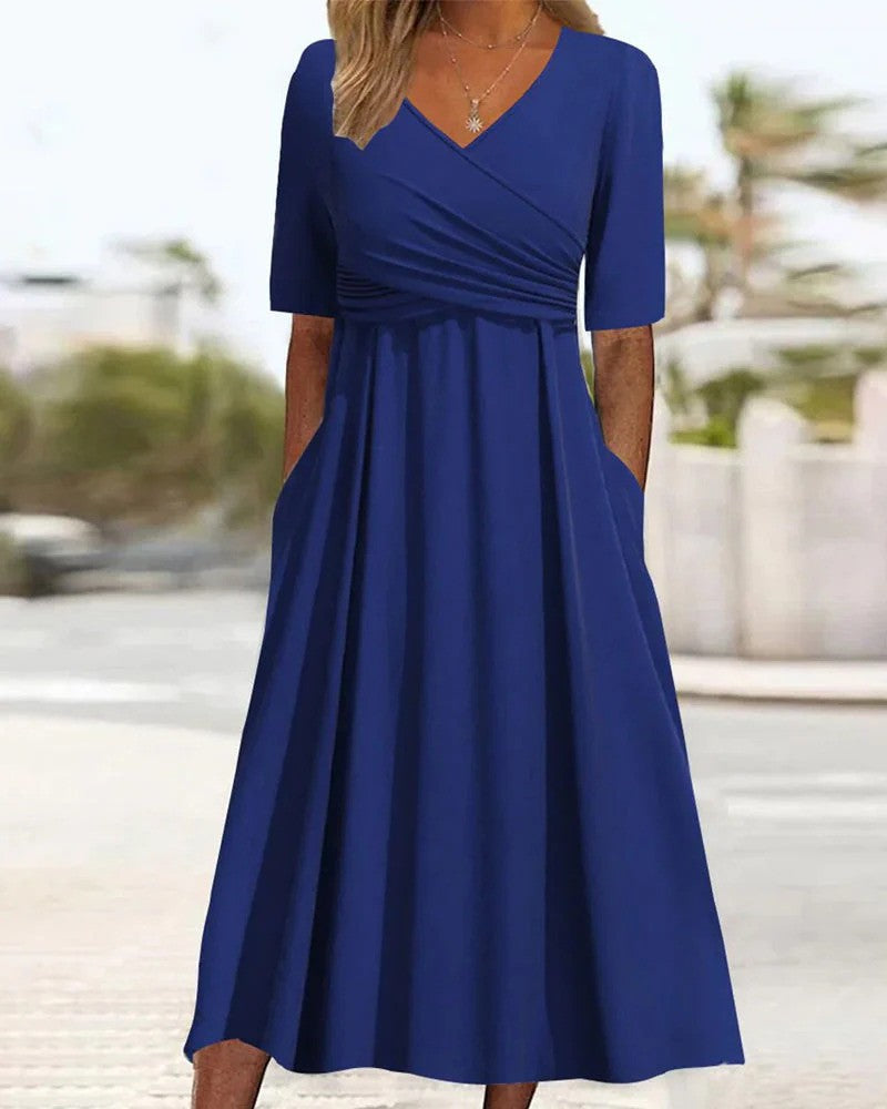 Klassieke vintage damesjurk, V-hals en korte mouwen. Perfect als zomer- of feestjurk.