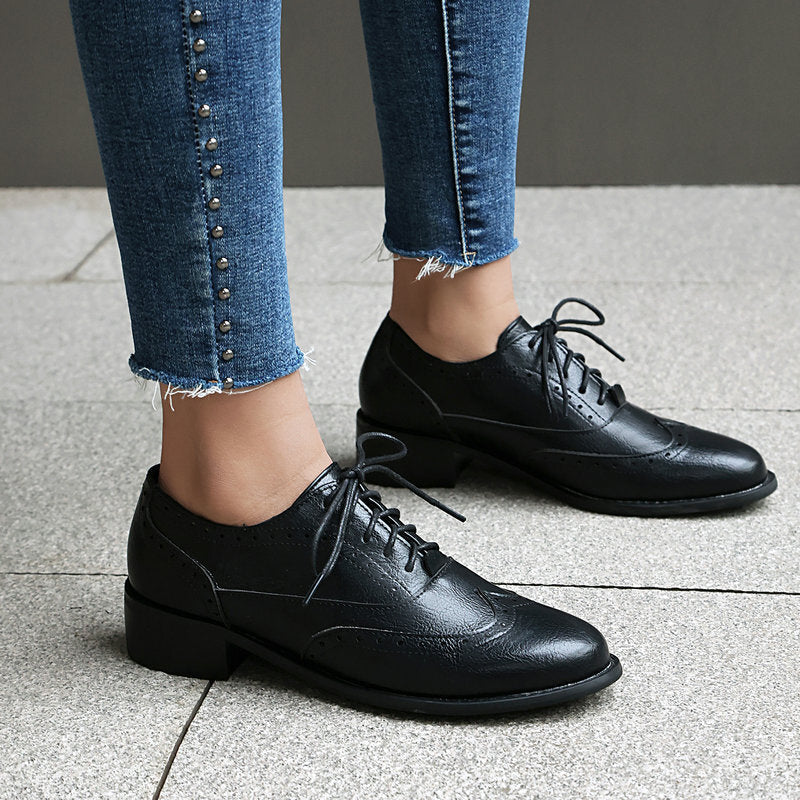 Stijlvolle dames veterschoenen met unieke perforaties, een must-have voor een modieuze kantooroutfit.