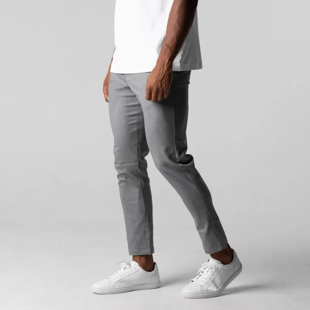 Veelzijdige grijze heren chino broek, geschikt voor casual en zakelijke kledingstijlen. Hoge kwaliteit stof.