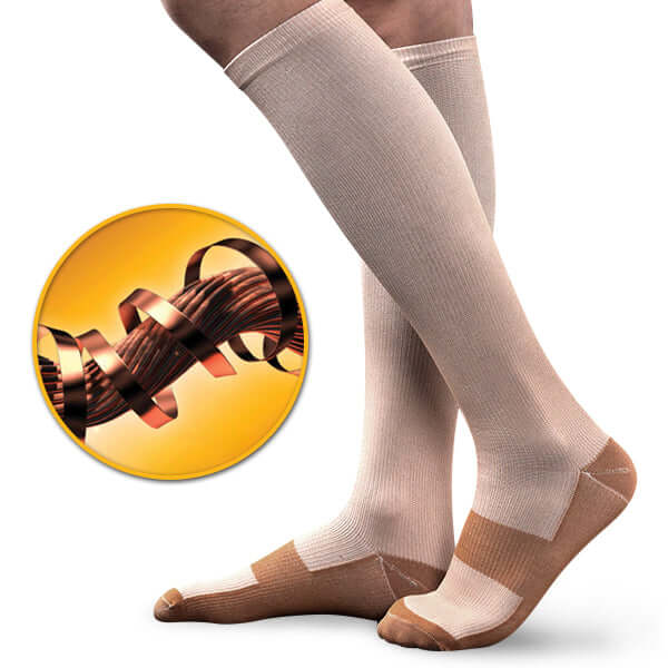 Witte compressiesokken die zwelling verminderen en comfort bieden voor lange reizen.