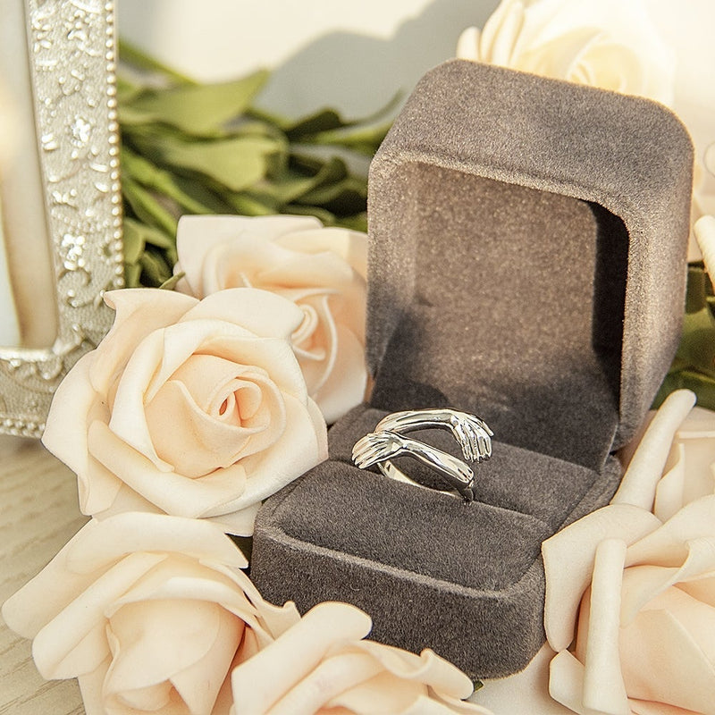 Trendy sterling zilveren knuffelring voor vrouwen, verstelbaar, combineert stijl met een boodschap van liefde.