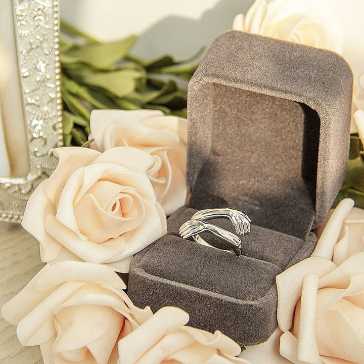 Trendy sterling zilveren knuffelring voor vrouwen, verstelbaar, combineert stijl met een boodschap van liefde.
