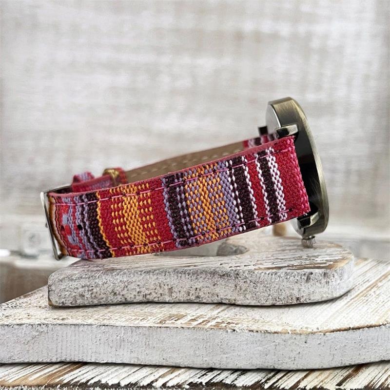 Kleurrijk dames regenbooghorloge met uniek patroon en elegante gevlochten band, een perfect accessoire.