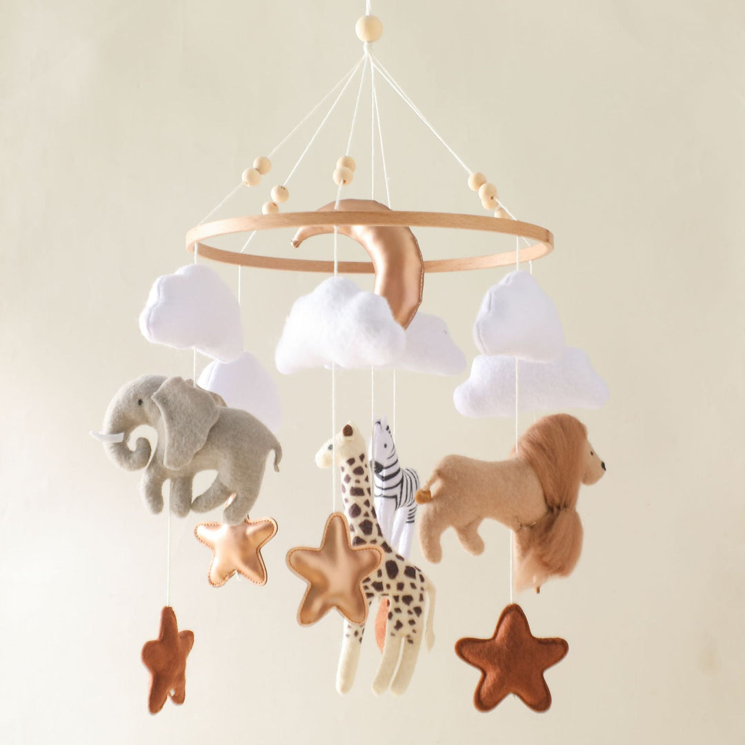 Baby Safari mobielhangers met leeuw, giraf, olifant. Stimuleert zintuigen en motoriek van pasgeboren baby.